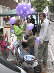 862421 Afbeelding van een gezin dat ballonnen oplaat op de open dag van het vernieuwde Volksbuurtmuseum Wijk C ...